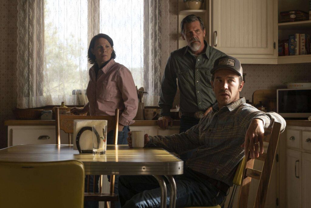 Tierras de nadie - OUTER RANGE Lili Taylor, Josh Brolin & Tom Pelphrey