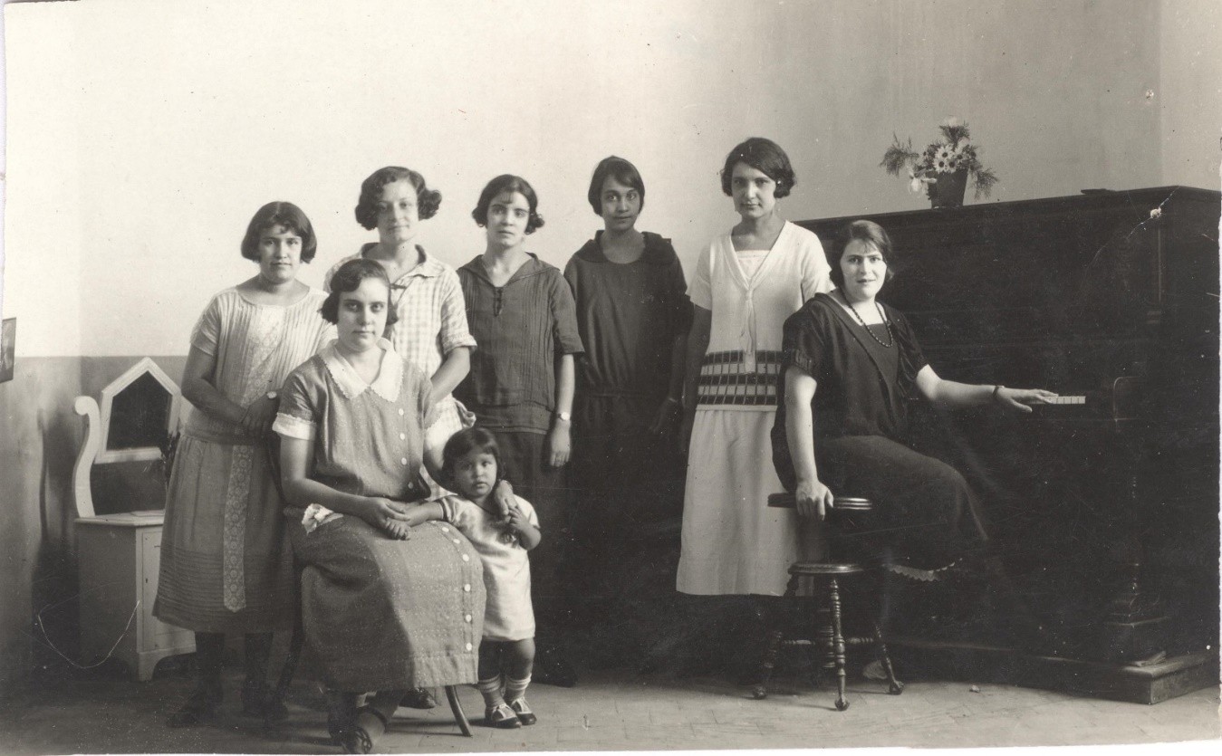 Foto en blanco y negro de un grupo de personas posando para una foto

Descripción generada automáticamente