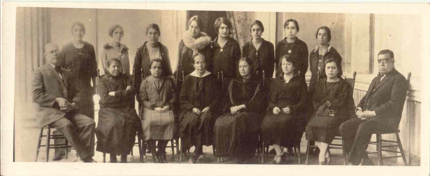 Foto en blanco y negro de un grupo de personas posando por un foto

Descripción generada automáticamente