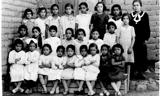 Foto en blanco y negro de un grupo de niños posando para una foto

Descripción generada automáticamente