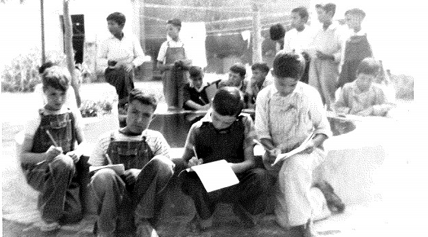 Foto en blanco y negro de un grupo de personas sentadas

Descripción generada automáticamente