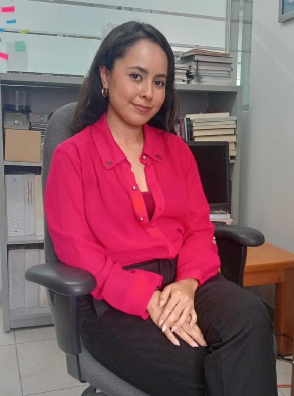 Mujer sentada en una silla de oficina
El contenido generado por IA puede ser incorrecto.