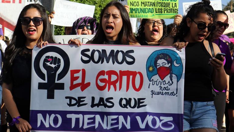 Un grupo de personas en un periódico
El contenido generado por IA puede ser incorrecto.