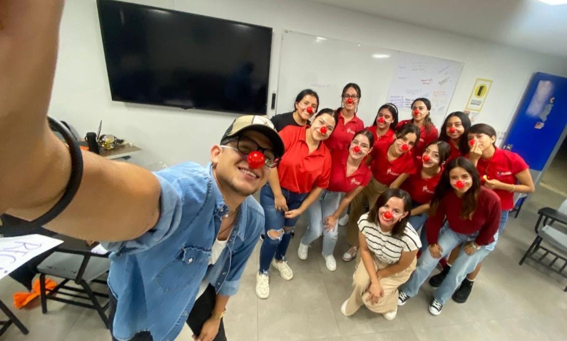Estudiantes con nariz de bola