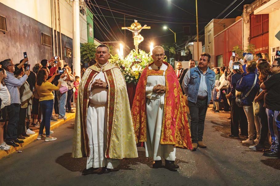 Un grupo de personas de pie en la calle
El contenido generado por IA puede ser incorrecto.