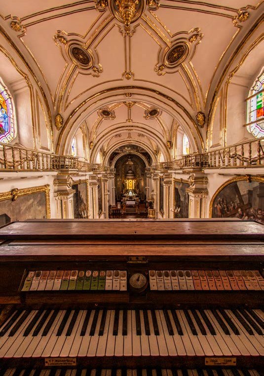 Un piano junto a una estación
El contenido generado por IA puede ser incorrecto.