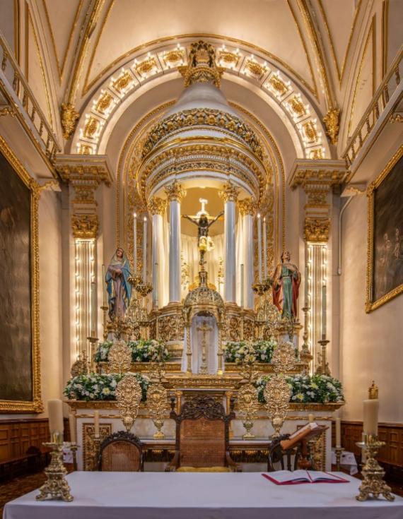Vista del interior de una iglesia
El contenido generado por IA puede ser incorrecto.