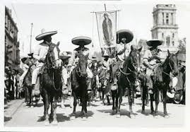Foto en blanco y negro de un grupo de personas en la nieve

El contenido generado por IA puede ser incorrecto.