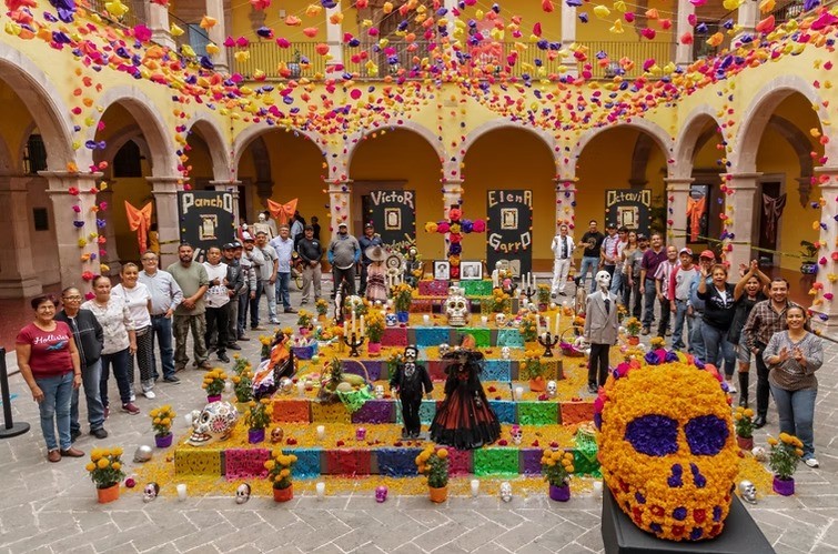 Tienda con ventanas grandes y letras de colores

El contenido generado por IA puede ser incorrecto.