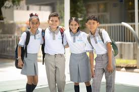 Un grupo de personas de pie en la calle

El contenido generado por IA puede ser incorrecto.