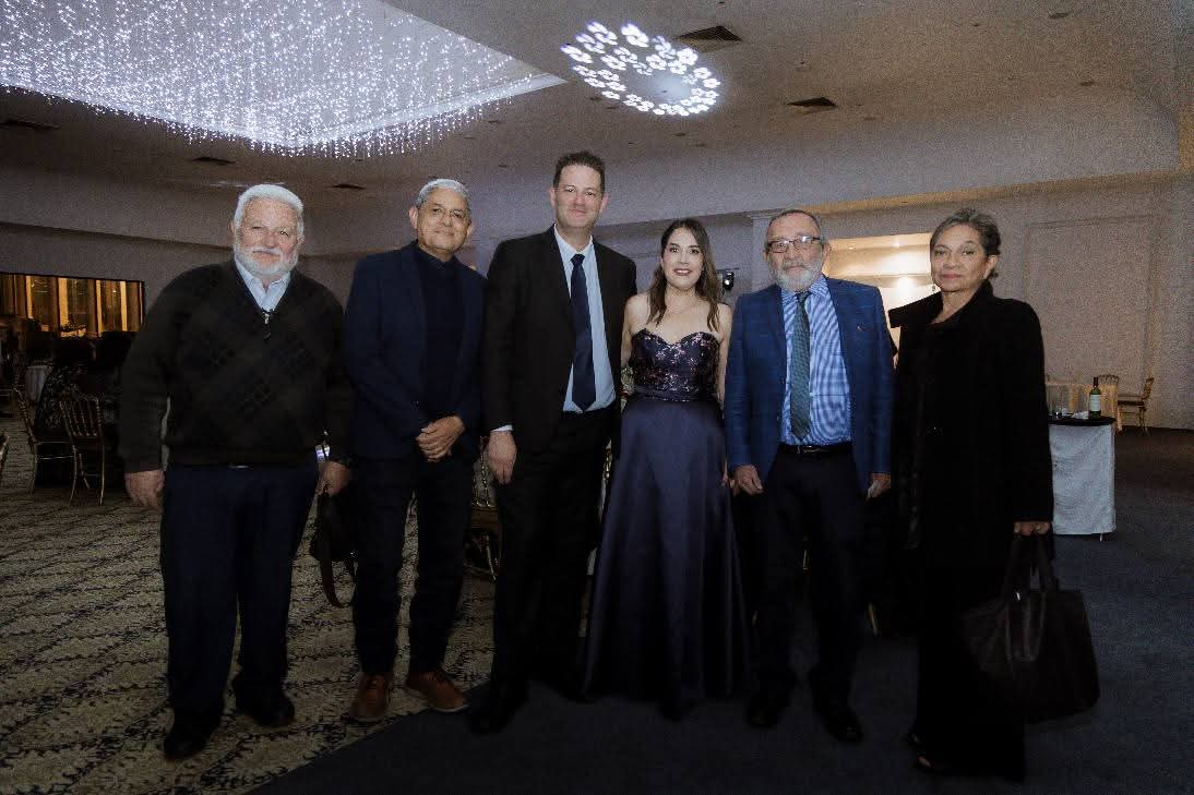 Un grupo de personas posando para una foto

El contenido generado por IA puede ser incorrecto.