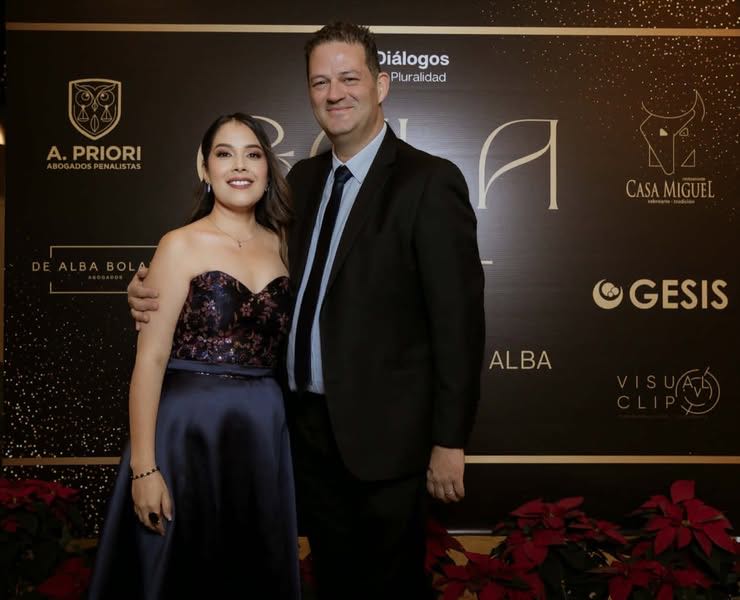 Un par de personas de pie

El contenido generado por IA puede ser incorrecto.