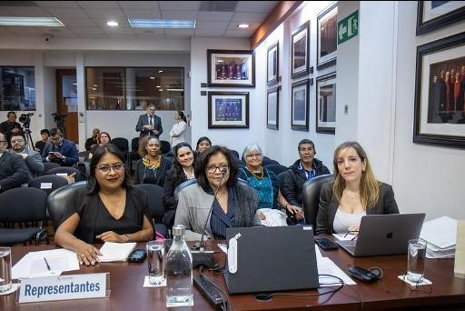 Un grupo de personas sentadas en un escritorio
El contenido generado por IA puede ser incorrecto.