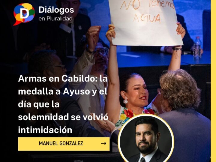Armas en Cabildo: la medalla a Ayuso y el día que la solemnidad se volvió intimidación