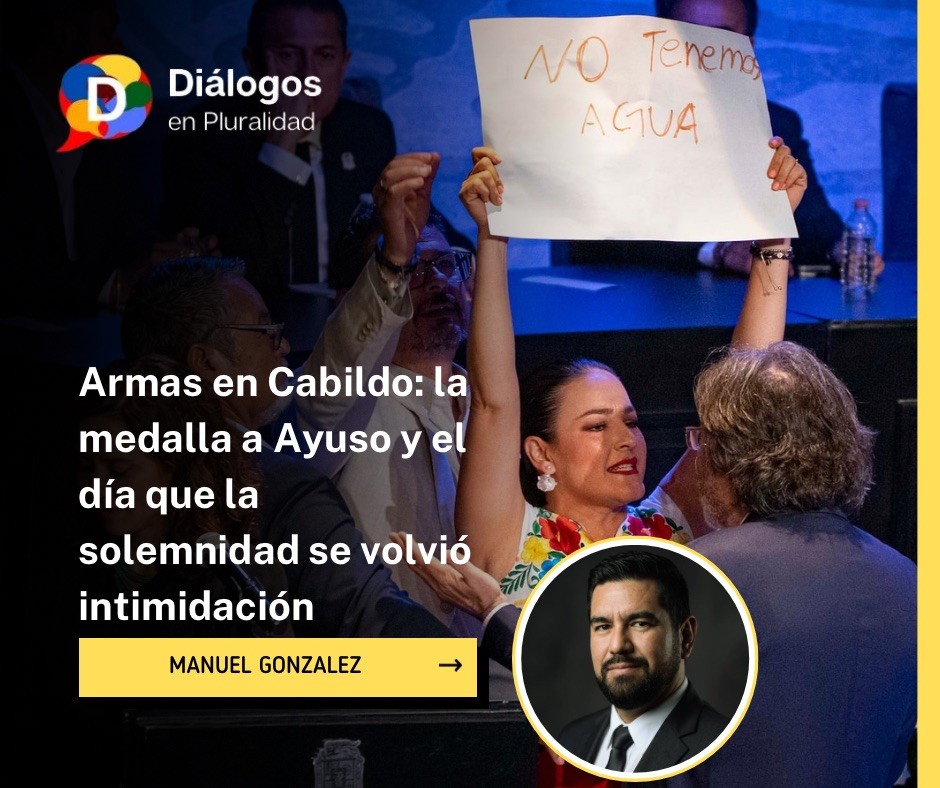 Armas en Cabildo: la medalla a Ayuso y el día que la solemnidad se volvió intimidación