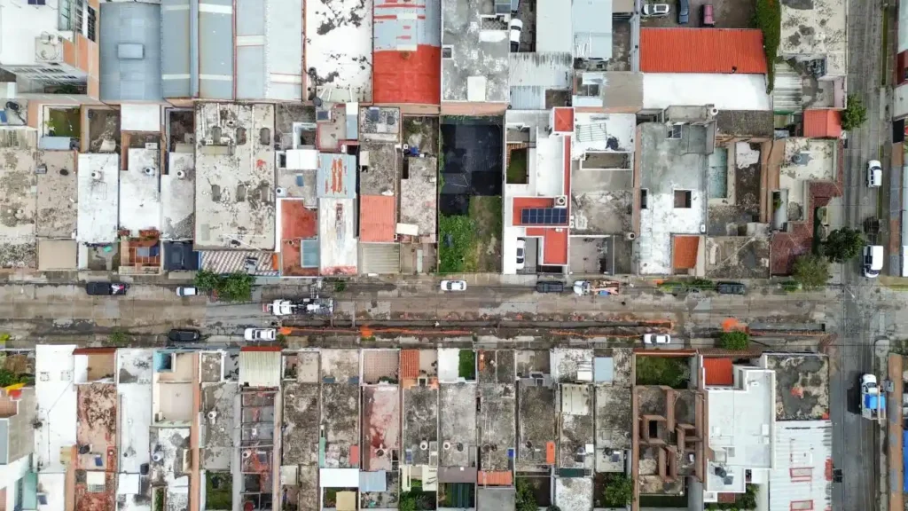 Vista aérea que muestra el trazado de la zanja sobre la calle Jesús Reyes Heroles durante la sustitución de la tubería sanitaria.