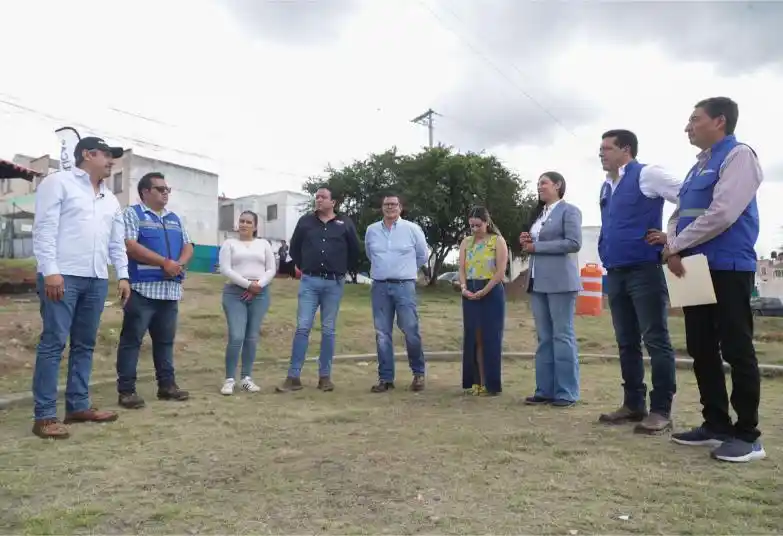 El alcalde Leo Montañez y su equipo de trabajo dialogando durante la gira de supervisión de obras públicas en la zona. 