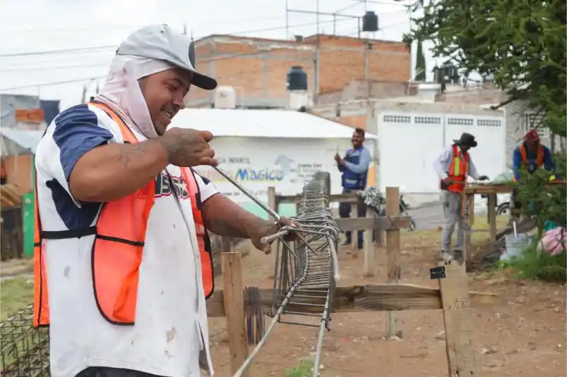 Personal de construcción preparando las armaduras de varilla que reforzarán las estructuras del parque en VNSA.