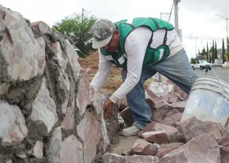 Colocación de piedra para la edificación de muros de contención dentro de las áreas recreativas del parque. 
