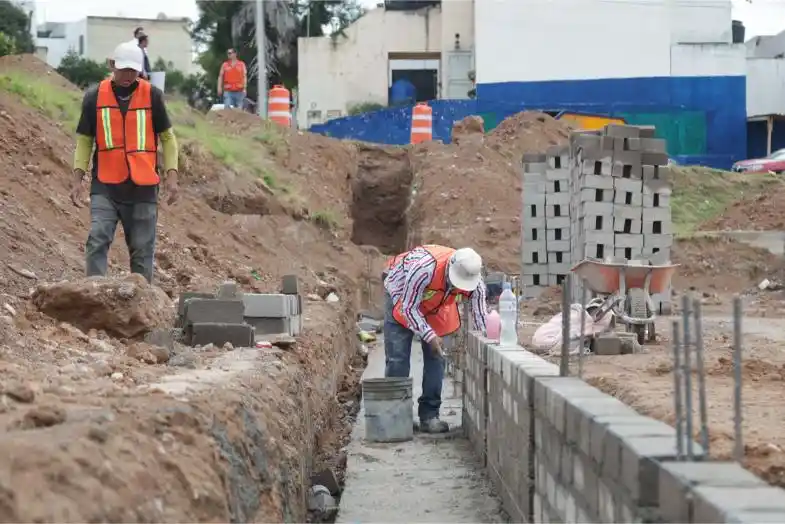 Trabajadores de la obra en labores de cimentación y levantamiento de muros dentro del parque en rehabilitación en VNSA.