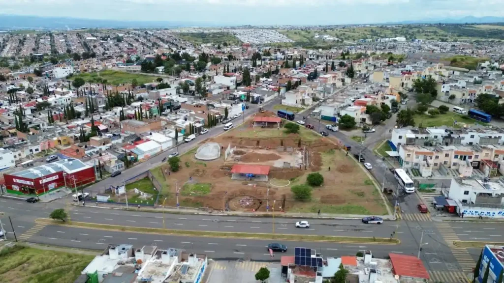 Panorámica aérea de Villas de Nuestra Señora de la Asunción que ubica el parque sobre la avenida José de Jesús González García. 