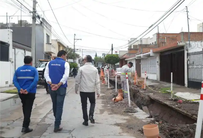 El alcalde Leo Montañez junto a autoridades municipales revisando el punto exacto de la falla estructural.
