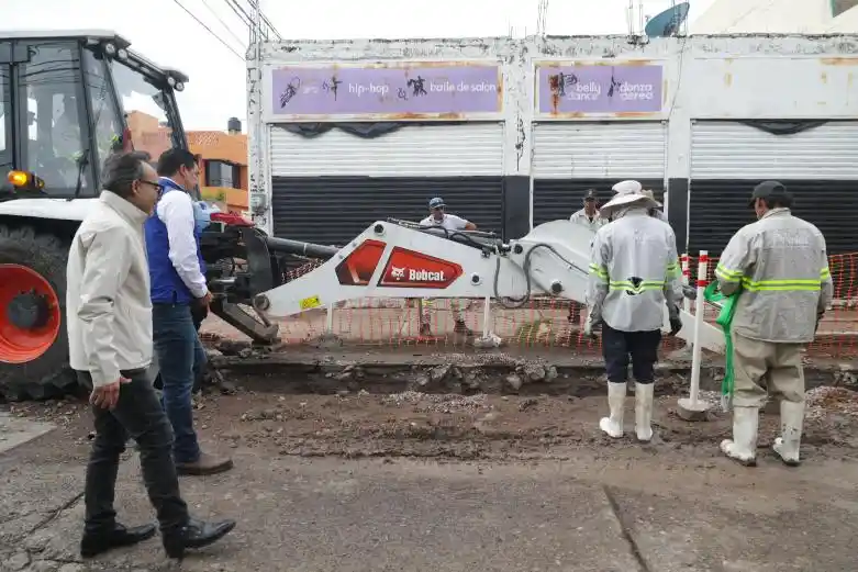 El alcalde Leo Montañez junto a autoridades municipales revisando el punto exacto de la falla estructural.