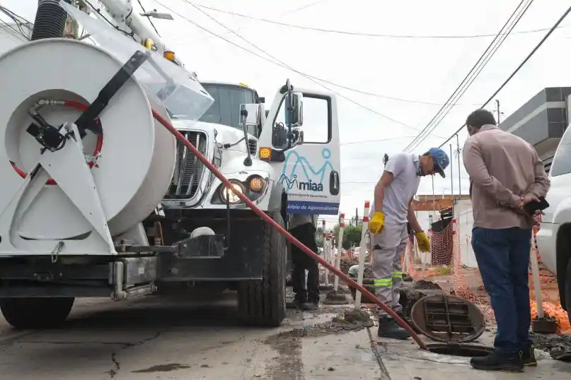 Unidades especializadas y personal técnico de MIAA ejecutando labores de mantenimiento e inspección de alcantarillado