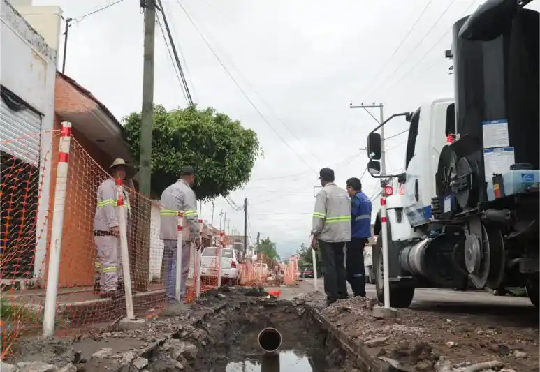 Avance en la excavación de la zanja donde se instalarán los nuevos tramos de red sanitaria en Versalles II. 
