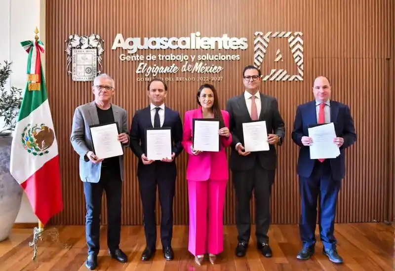 Reunión de trabajo encabezada por la gobernadora Tere Jiménez con empresarios y funcionarios estatales para formalizar el proyecto del nuevo recinto de espectáculos en Aguascalientes.