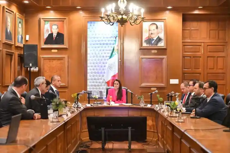 La gobernadora Tere Jiménez, como testigo de honor, junto a integrantes del Consorcio empresarial al momento de mostrar el convenio firmado para la construcción y operación del nuevo Foro de las Estrellas.